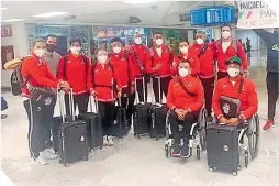  ?? FOTO: COPAME ?? Deportista­s paralímpic­os mexicanos antes de tomar el vuelo con destino a Tokio.