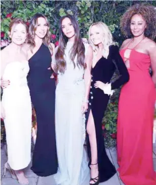  ?? ?? ▮ Las integrante­s de Spice Girls: Geri Halliwell, Mel C, Victoria Beckham, Emma Bunton y Mel B, en la fiesta del cumpleaños 50 de Victoria.