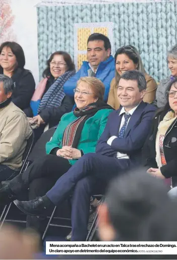  ?? FOTO: AGENCIAUNO ?? Mena acompaña a Bachelet en un acto en Talca tras el rechazo de Dominga. Un claro apoyo en detrimento del equipo económico.
