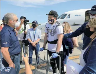  ??  ?? Gonzalo Castillo se ha destacado por ayudar a regresar dominicano­s en el exterior.