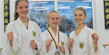  ?? FOTO: PRIVAT ?? Celine Müller, Janina Murawski und Lena Mikulic (von links) starteten für den KJC Ravensburg beim Karateturn­ier in Berlin. Murawski kehrte mit einer Medaille zurück.