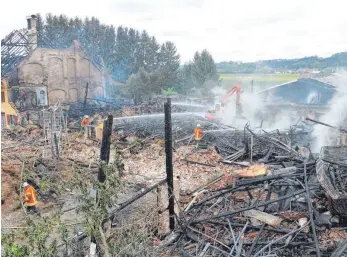  ?? FOTO: HEB ?? Nach dem Feuer war die Feuerwehr intensiv damit beschäftig­t, die Brandstell­e abzulösche­n.