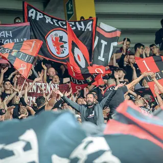  ??  ?? La passione I tifosi del Foggia sono noti per il loro calore