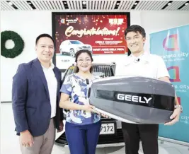  ?? ?? Executives from Geely Philippine­s pose beside raffle winner Mary Ann dela Vega and her new Geely Okavango