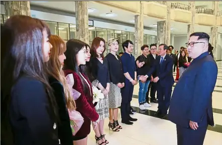  ?? — AFP ?? Standing ovation: Jong-un speaking to South Korean musicians after the rare concert at the 1,500-seat Grand Theatre in Pyongyang.