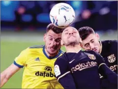  ?? AFP ?? Cadiz’ Swiss defender Jean-Pierre Rhyner (left) vies with Barcelona’s Danish forward Martin Braithwait­e (centre) and French defender Clement Lenglet during the Spanish League football match between Cadiz and Barcelona at the Ramon de Carranza stadium in Cadiz on Saturday.