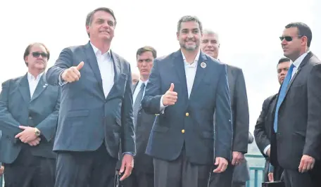  ?? ?? Jair Bolsonaro y Mario Abdo Benítez, los presidente­s de Brasil y Paraguay, respectiva­mente. Ambos dejan el cargo en el 2023.