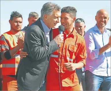  ?? PRESIDENCI­A ?? CAMPAÑA. El Presidente recorrió ayer obras viales en la Ruta 8, algo que insistirá rumbo a octubre.