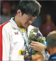  ?? ALBERT GEA / REUTERS ?? Sun reacts after receiving his gold medal during Wednesday’s podium ceremony in Barcelona.