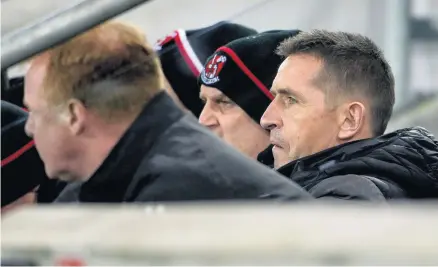  ??  ?? Worrying trend:
Stephen Baxter has seen Crusaders fall away drasticall­y in the title race