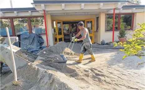  ?? FOTO: HEIDI KELLER ?? Jede Menge Sand, aber nicht zum Spielen: Bauarbeite­r sind dran, im Kindergart­en Ruhbühl den Estrich neu zu verlegen.