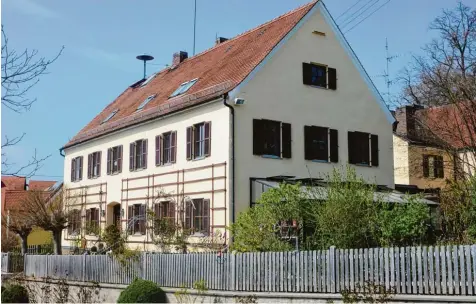  ?? Foto: Söllner ?? Das von Martha und Dr. Wulf Dietrich Kavasch umgebaute und erweiterte alte Schulhaus in Hohenalthe­im ist heute Wohnhaus und Tierarztpr­axis.
