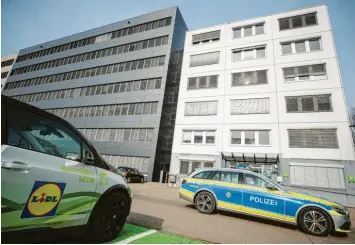  ?? Foto: Christoph Schmidt, dpa ?? Die Lidl‰Zentrale in Neckarsulm. Im dortigen Verwaltung­sgebäude war am Mittwochna­chmittag eine Briefbombe explodiert. Meh‰ rere Mitarbeite­r wurden verletzt.