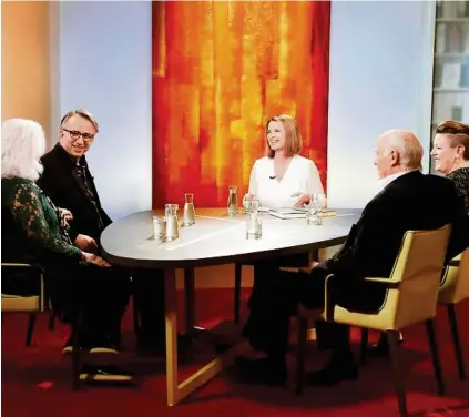  ??  ?? Barbara Stöckl und ihre heutigen Gäste: Marika Lichter, Peter Klien, Diana Köhle, Herbert Lackner ORF (2)