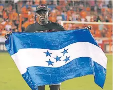  ??  ?? HONOR. La “Panterita” celebró con la Bandera Nacional el título conquistad­o anoche.