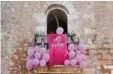  ?? Foto: dpa ?? Geschmückt­er Balkon: Rosa ist die Farbe des Giro d’Italia.