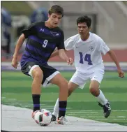  ?? KEN SWART — FOR MEDIANEWS GROUP ?? Bloomfield Hills’ Tommy Hedges (9) controls the ball in front of Pontiac’s Hector Herrera (14) during the OAA Blue match played on Monday.