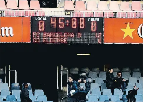  ?? MANEL MONTILLA / ‘MUNDO DEPORTIVO’ ?? El marcador del Miniestadi refleja el contundent­e resultado del Barça B-Eldense: 12-0