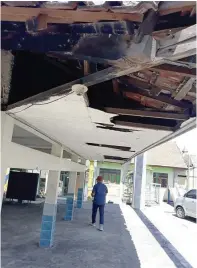  ?? KOMISI A DPRD SIDOARJO FOR JAWA POS ?? MEMPRIHATI­NKAN: Kondisi plafon Balai Desa Kebakalan, Kecamatan Porong, yang butuh direnovasi.