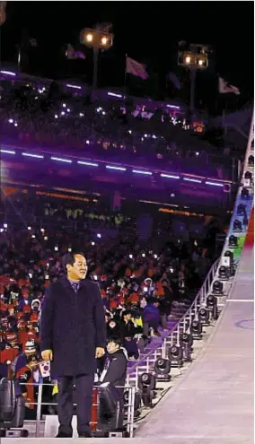  ??  ?? IOC President Thomas Bach (l.) hands over the Olympic flag to Beijing mayor Chen Jining during the closing ceremony on Sunday night.