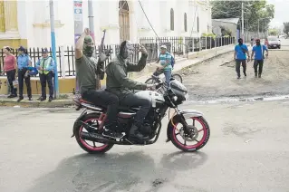  ?? Efe/jorge torres ?? Dos hombres con las caras tapadas vigilaban ayer en motora una plaza en la ciudad de Masaya.