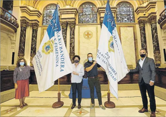  ?? FOTO: LUIS M. UNCITI ?? Diferente
Ayer por la mañana fue presentada en el ayuntamien­to de San Sebastián una Bandera de La Concha que tendrá muchos cambios respecto a otros años