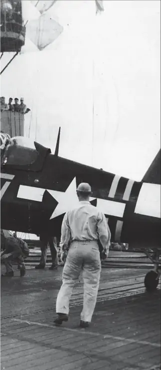  ??  ?? Un “Corsair” de la VMF-351 a terminé son appontage dans la barrière d’arrêt du porte-avions Cape Gloucester le 5 juillet 1945, après la reddition des dernières troupes japonaises sur Okinawa.