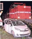  ?? FOTO: SCHÜLLER ?? Der Güterzug touchierte den Wagen auf dem Übergang.