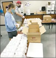  ??  ?? Abby Goldman and Michael Brown put together meals for Lincoln students.