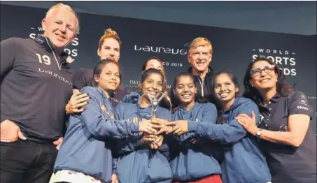 ?? HT PHOTO ?? ■ Rugby great Sean Fitzpatric­k, five-time Olympic swimming champion Missy Franklin and ex-Arsenal manager Arsene Wenger with the award winning Yuwa girls.