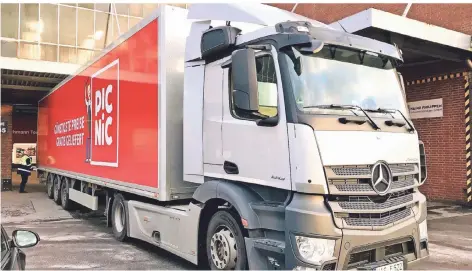  ?? FOTO: A. GRUHN ?? Ein Lastwagen des Lieferdien­stes Picnic verlässt das Lager. Einen Lieferterm­in zu bekommen, ist zurzeit jedoch kaum möglich.