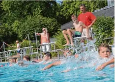  ??  ?? Viel Spaß hatten die Teilnehmer beim Kindertria­thlon des ADAC Ortsclubs Schwabmünc­hen.