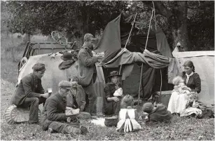  ??  ?? Gypsies of the New Forest in the 1890s