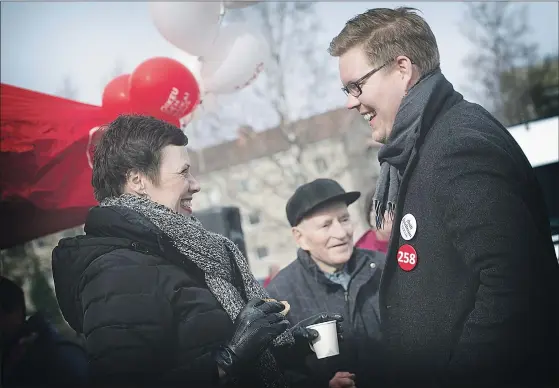  ??  ?? SDP:s viceordför­ande Antti Lindtman och Maarit Feldt-Ranta vet att det gäller att jobba för fullt fram till valdagen. – Men på söndag ska jag vara mormor, man måste leva också, påpekar Feldt-Ranta.
  
Riia Sillanpää hjälper en kandidat med webbsidor....