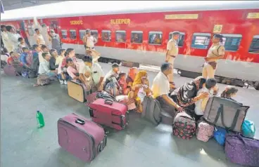  ?? SIDDHARAJ SOLANKI/HTPHOTO ?? Migrants from Uttar Pradesh and Bihar queue up at a railway station in Ahmedabad, Gujarat, on Tuesday.