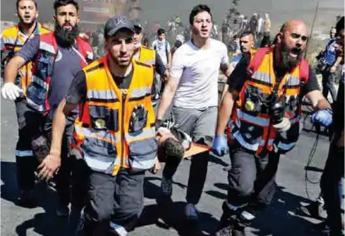  ??  ?? Les bombardeme­nts israéliens ne cessent de faire des morts parmi la population palestinie­nne