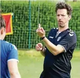  ?? FOTO: HANNES SEIFERT ?? Trainer Christophe­r Heck erklärt den Spielerinn­en die ersten Übungen.