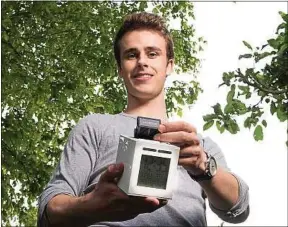  ??  ?? Guillaume Rolland, 20 ans, a vendu 15000 exemplaire­s de son réveil.