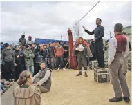  ?? AP Y EFE ?? Un grupo de actores interpreta una obra de Shakespear­e en un campo de refugiados en Francia.