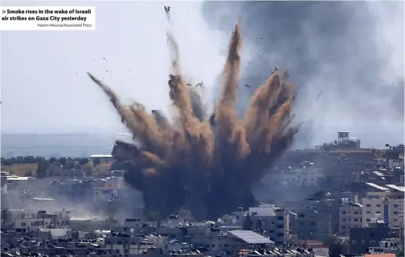  ?? Hatem Moussa/Associated Press ?? > Smoke rises in the wake of Israeli air strikes on Gaza City yesterday