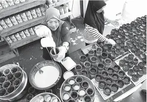  ?? — Gambar Bernama ?? MENU WAJIB: Kuih bakul atau Nian Gao menjadi antara menu wajib ketika perayaan Tahun Baharu Cina malah tidak lengkap rasanya jika hidangan tradisi masyarakat Tionghoa tidak disajikan terutama pada hari pertama perayaan tersebut.