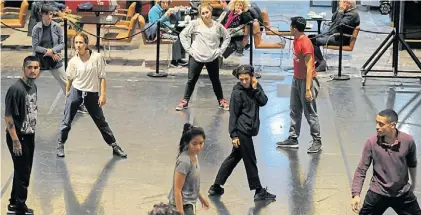  ?? MARTIN BONETTO ?? Ensayo abierto. Integrante­s del Taller de Danza del Teatro San Martín y bailarines de la Villa 31.