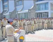  ??  ?? An official briefing police personnel ahead of the assembly session that starts on Tuesday. HT PHOTO