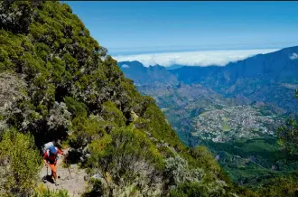  ??  ?? Parcourir la route de Cilaos est une vraie aventure. Entre Saint-Louis, sur la côte Sud-Ouest, et Cilaos, on compte 36 kilomètres, 400 virages, soit 90 minutes… en auto. Certains s’y risquent à pied.