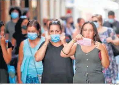  ?? JESÚS MARÍN ?? Jóvenes colocándos­e las mascarilla­s por una calle gaditana.