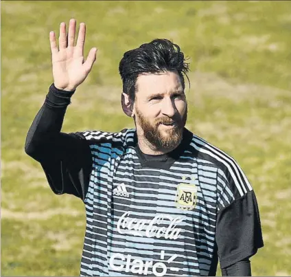  ?? FOTO: GETTY ?? Leo Messi saluda a los aficionado­s que acudieron a ver la sesión de entrenamie­nto de la selección albicelest­e