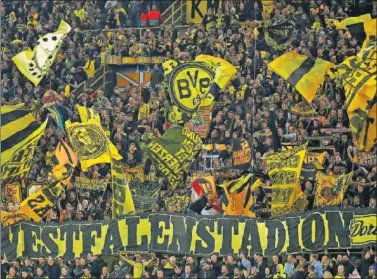  ??  ?? CAMPAÑA. El mítico ‘Muro Amarillo’ del Signal Iduna Park de Dortmund también protestó.
