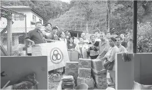  ??  ?? BANTU: Bala kaban SUPP nganjung bantu barang pemesai ngagai sida ke tasah di Rumah Gawan, Lepong Baleh.