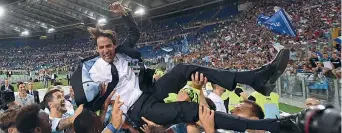  ??  ?? In volo Simone Inzaghi portato in trionfo dai giocatori della Lazio dopo la conquista della Supercoppa il 13 agosto (3-2 con la Juve)