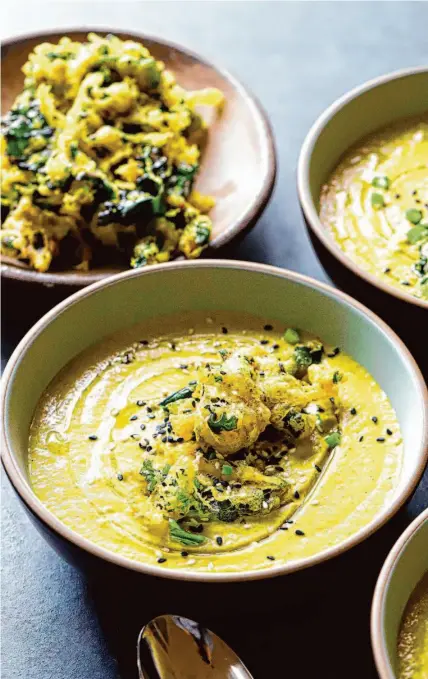  ?? Amisha Gurbani/Special to The Chronicle ?? Vegan Broccoli Soup with Masala Kale Tempura. Garnish with sesame seeds for even more crunch.